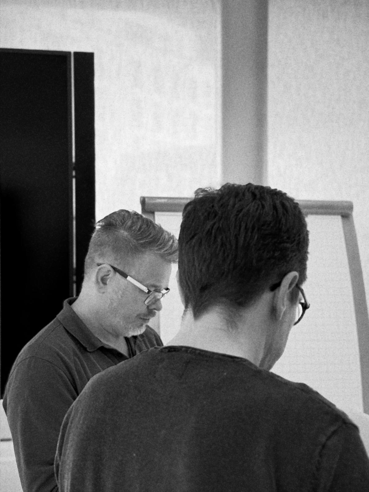 Arnd Bochmann in einer gemeinsamen Arbeitssituation