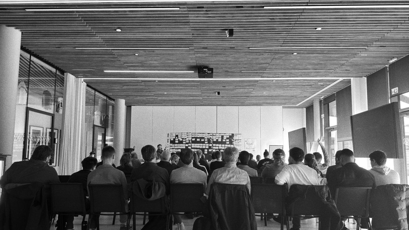 Workshop mit rund 30 Teilnehmern – Arnd Bochmann facilitiert eine Arbeitssession